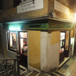 Vino Vino - 劇場近くのワインと軽食の店