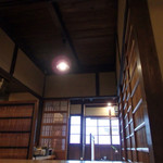 h Hiwatashi - テーブル席から入口を眺める。