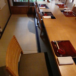 h Hiwatashi - 座敷にテーブル席と座イス。座イスは低めでやや座りにくい。