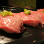 焼肉くろちゃん - 炙り牛にぎり　ヘッドバラ