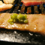 焼肉くろちゃん - わさび醤油漬けで食べます