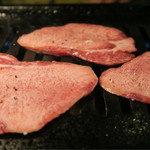 焼肉くろちゃん - タン焼きます