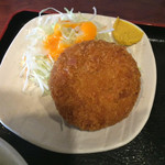 ひまわり - 肉じゃがとメンチカツ定食 ¥800 のメンチカツ