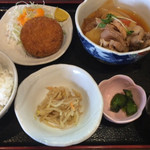 ひまわり - 肉じゃがとメンチカツ定食 ¥800