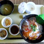 玄海ダイニング　KAISEN - 海鮮丼に味噌汁、茶碗蒸し、小鉢２種類が付いています