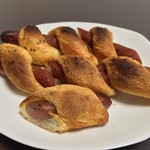 粉とクリーム - 全長およそ40cmのぐるぐるウインナーを食べやすい長さで分割。  自宅にて