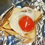 つなぐ - 食パンにハンバーガーと目玉焼きが載ってます♪