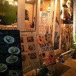 チェリッシュ珈琲 - これが仙台の青葉通り？と思わせる夜の店先。