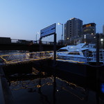 キャプテンズワーフ - 店の前には自社クルーズが停泊しています