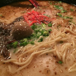 九州博多めし どげんこげん - 博多ラーメン、麺アップ