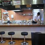 広島お好み焼き あ味 - お店の雰囲気です、開店と同時に２人で入ったのでまだお客様は誰もおられませんでした。 