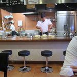 広島お好み焼き あ味 - 注文すると御夫婦が手際良く注文を鉄板で焼いてくれます・