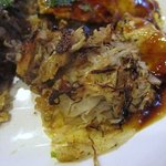 広島お好み焼き あ味 - 中にはキャベツや豚肉など美味しい具材がギュギュっと詰まってますよ。 