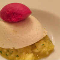 ＢＩＳＴＲＯ Ｂｏｎｎｅ－ｃｈｅｒｅ - 沖縄産パイナップルのバジル風味のエグラゼココナッツのムースとフランボワーズのソルベ