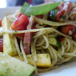カフェ・ボーナ - バジリコらしく、オリーブオイルで軽く焼き上げたパスタがモチモチしています
