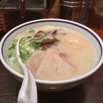 元祖 名島亭 - ラー博は俺の社員食堂。  ミニ築炉釜出しとんこつラーメソ！  トッピング無料券をいただいたので、味玉♡  あっさりなれど旨味しっかり。イイね！
