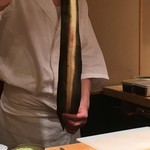 すし家 - 2016年6月18日　天然ウナギをさばく