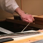 すし家 - 2016年6月18日　天然ウナギをさばく