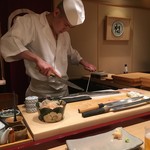 すし家 - 2016年6月18日　天然ウナギをさばく