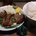 肉蔵でーぶ - 2016/7/4
      牛タンステーキ1296円、ライス324円