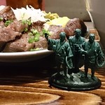 肉蔵でーぶ - 2016/7/4
      牛タンステーキ1296円、ライス324円