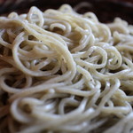 蕎麦処 多賀 - 黒竹の笊に盛られた蕎麦。綺麗な麺線。