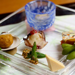 日の出 - 口取り（蛸とズッキーニ梅肉添え、穴子の白和え焼き、枝豆、湯葉縮緬、酒盗チーズ、おくらおかか和え、蛤はんぺい）
      