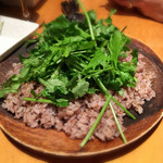 ビストロ シン 2 - パクチーガーリックライス。
      絶妙な塩加減とニンニクの香り。
      パクチーとの組み合わせも良いです。