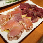 ビストロ シン 2 - 合い盛り（朝びき鶏レバーのカルパッチョ・大山鶏のタタキ）
      レバーは甘味があり口どけ滑らか。
      タタキは炙った部分の香りが良く，新鮮さが伝わります。