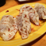 ビストロ シン 2 - フォラグラ水餃子。
      臭みのない濃厚なフォアグラの旨みが広がります。
      つるつるの皮とよく合います。