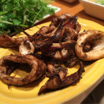 ビストロ シン 2 - 真イカの肝アンチョビソテー。
      イカがものすごく柔らかくて，歯がなくても食べられます。
      濃いめの味付けは飲兵衛にたまりません。