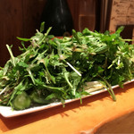 ビストロ シン 2 - ルッコラ・クレソン・パクチーの３種の葉っぱサラダ。
      クセのある葉っぱですが，意外にもバクバク食べられます。