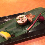 日本料理 たかむら - 比内地鶏の首皮にミンチを詰めた焼きもの　on山椒