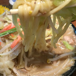 博多とんこつ 天神旗 - 麺は中太の平打ち麺！！d(^_^o)