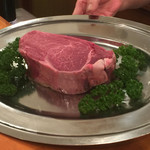 ステーキハウス バロン - これが削る前の肉、約600グラム^^;