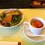 食房エスト - サラダと冷たいトマトのジュレ
