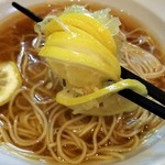 中華そば 一休 - 箸をブッ刺して一気に絞る