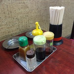 かどや - 卓上調味料と灰皿、割り箸