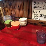 麺家 秋道 - カウンター席(水はセルフ・箱ティッシュ完備・生にんにく・高菜無料）