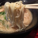 麺家 秋道 - タマユラーメン(650円)＋味玉(100円)麺リフト