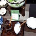 丘のホテル - シンプルなサラダ