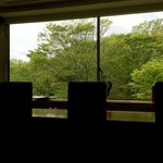 二期倶楽部 - レセプション奥にあるラウンジ＆ライブラリーコーナー