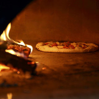 石窯で焼きあげるピッツァは他で味わえないもちもち感