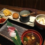 Shun Sai Kou Bou Zakura - 左上から
                        とうもろこしかき揚げ、つくねステーキ、自家製豆腐、蒸し鶏のサラダ 、刺身盛合せ