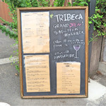 TRIBECA - お店の外観。手書きのメッセージでお出迎えです。