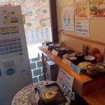 香川製麺てまり - メニューサンプルと食券自販機