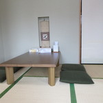 Kurumi - この部屋に３卓
                        あります。あと、厨房側にテーブルと椅子の予約席がありました。