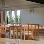 豆乳とおまめのカフェ　まめ家 - 天上からの明かりがステキな店内