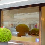 Le Bénaton - ガラスを映るお向かいの建物がオーセンティックね