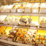 ル・パティシェ ヤマダ - 季節の新商品も多く並びます